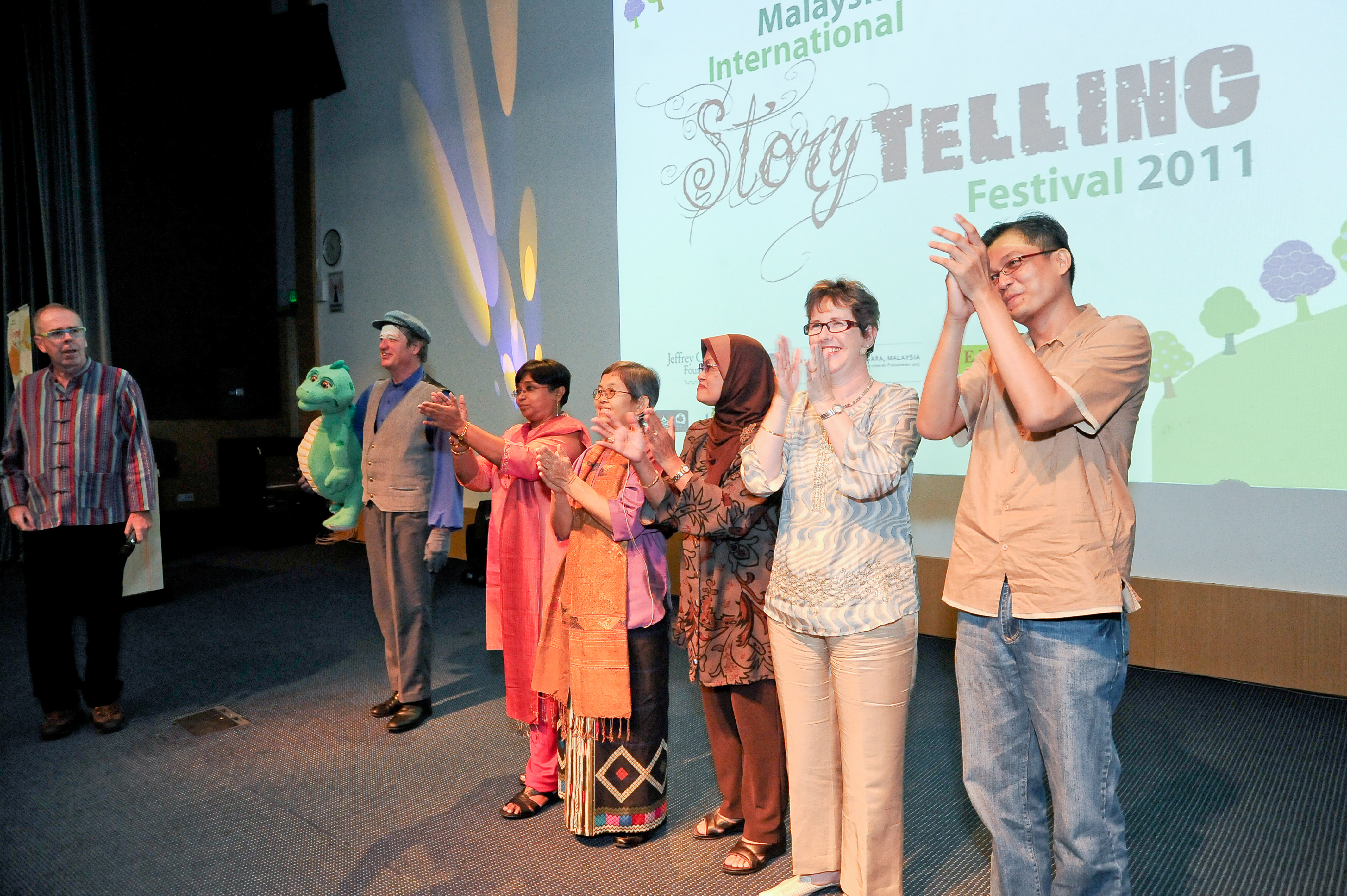 misf-with-all-the-international-tellers-at-the-showcase